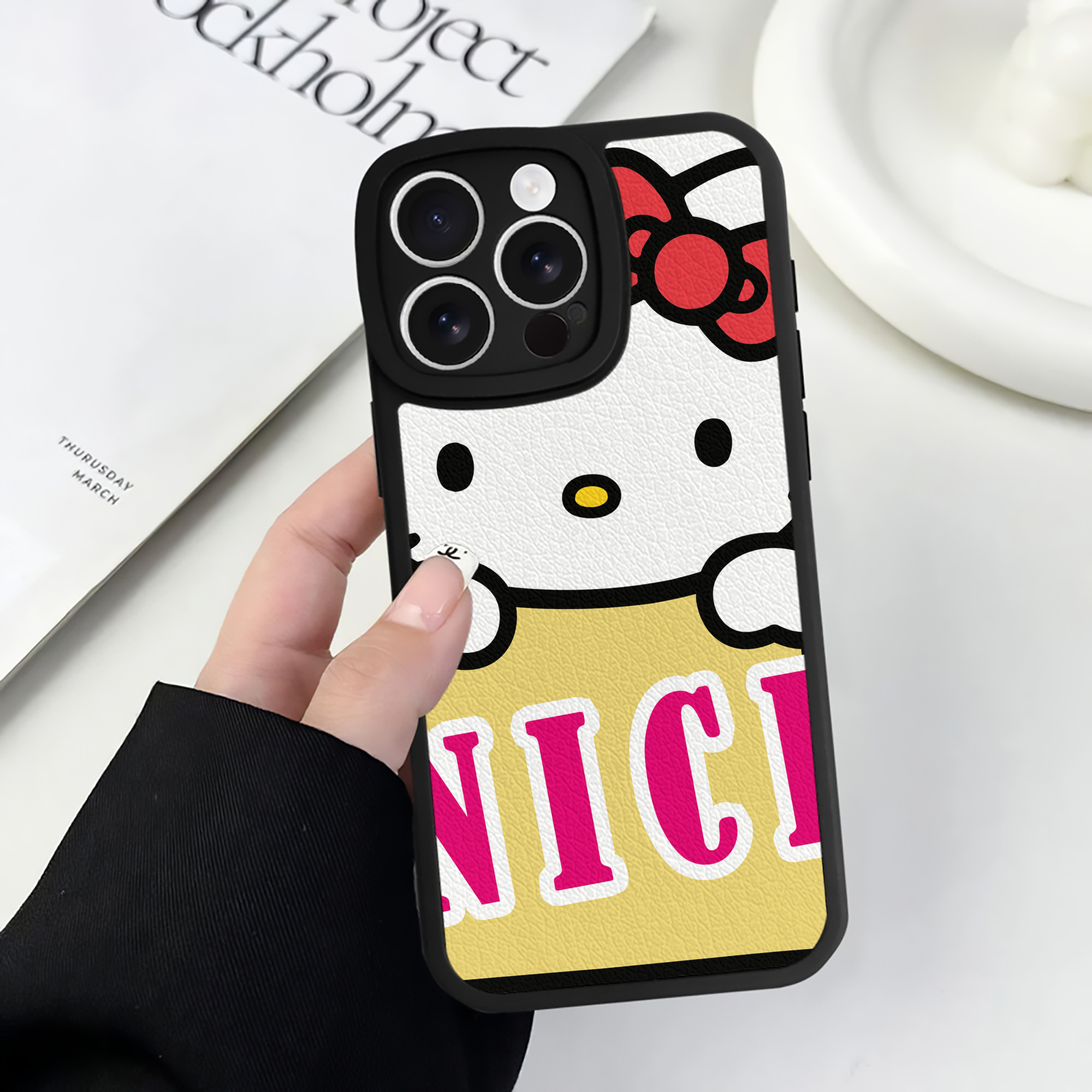 （画像用） Hello Kitty ハローキティ 【iPhone 16シリーズ対応】シリコンスマホケース（レザー調） 材質：シリコン